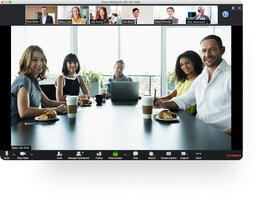 Bildschirmaufnahme von einer hybriden einer Videokonferenz, mehrere Teilnehmer in einem kleinen Konferenzraum, sechs Personen aus dem Home Office