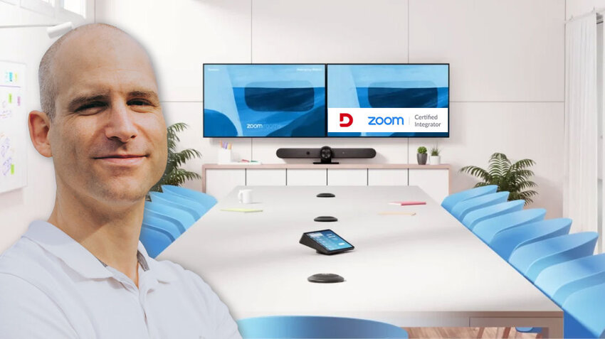 Profilbild Vorstand Roman Radke vor Zoom Meetingroom mit Zoom zertifizierten Geräten