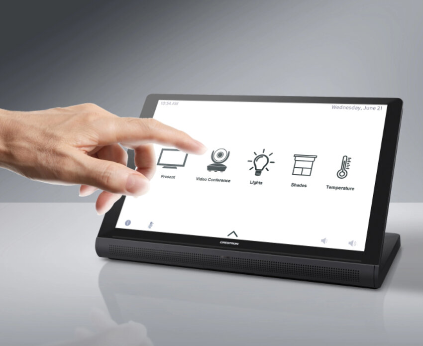 Eine Hand die ein Touchpad bedient, auf dem Crestron Virtual Control installiert ist