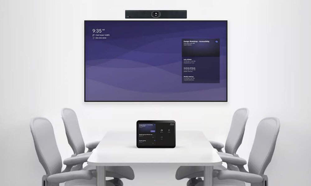 Microsoft Teams Meeting Room in einem kleinen Meetingraum mit vier Plätzen, einem Display und einem Touch Controller