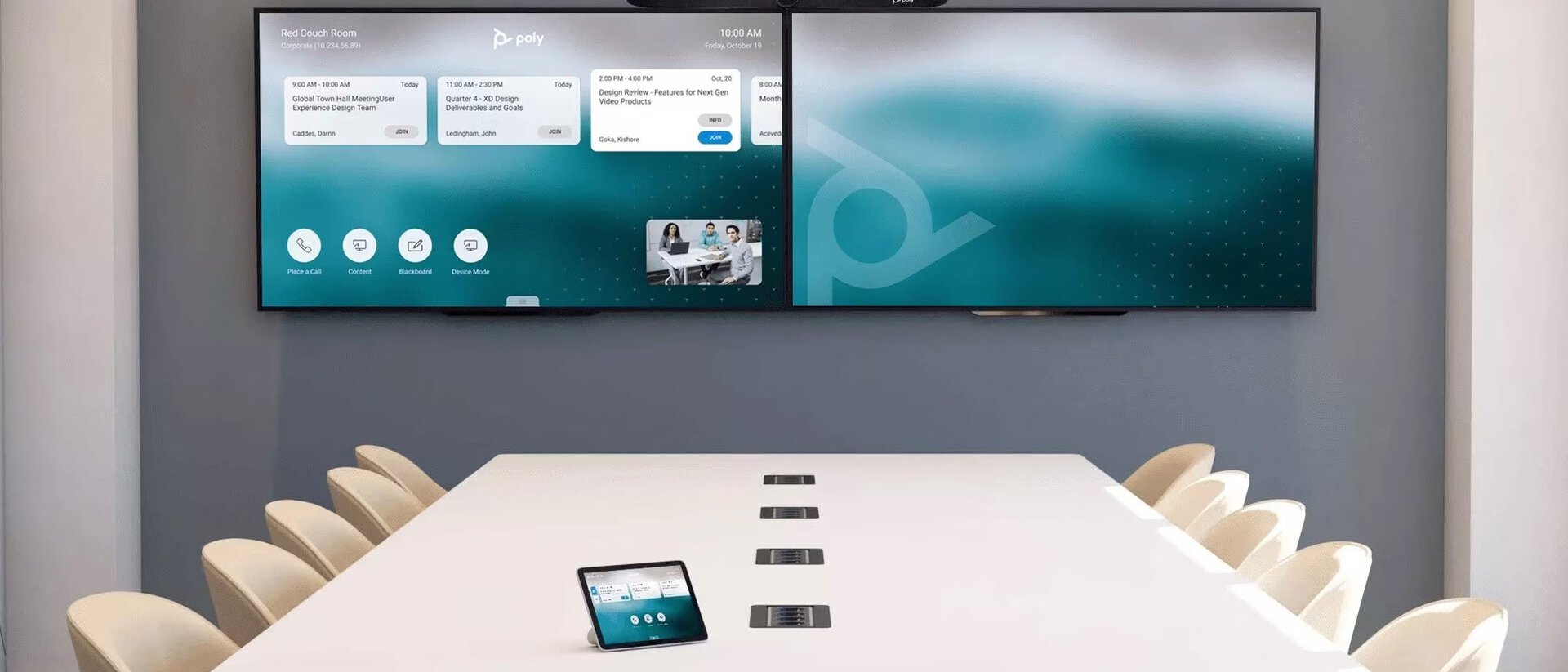 Ein Konferenzraum mit zwei großen Bildschirmen und einer HP Poly Videobar