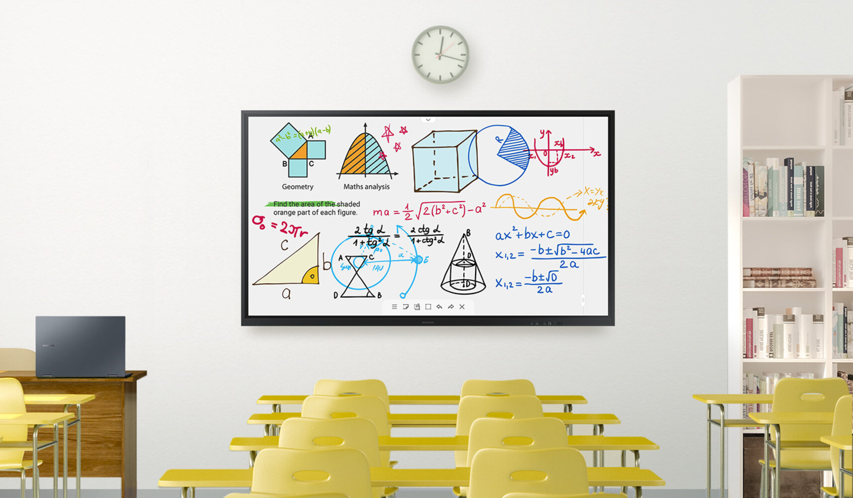 Ein leeres Klassenzimmer mit einem Samsung Flip 3 an der Wand, darüber befindet sich eine Uhr. Auf dem Whiteboard werden mathematische Formeln angezeigt. 