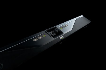 Yamaha CS-700 Videobar auf schwarzem Grund